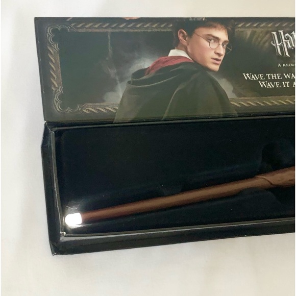 Harry Potter’s Wand That Lights Up 14 Inches long - Picture 5 of 16